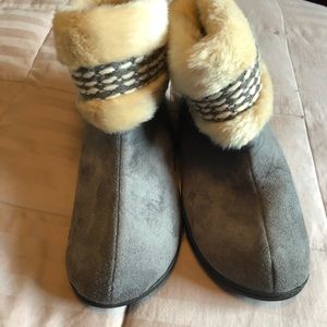 isotoner Shoes - Women’s isotoner house slippers isotoner Shoes - Women’s isotoner house slippers